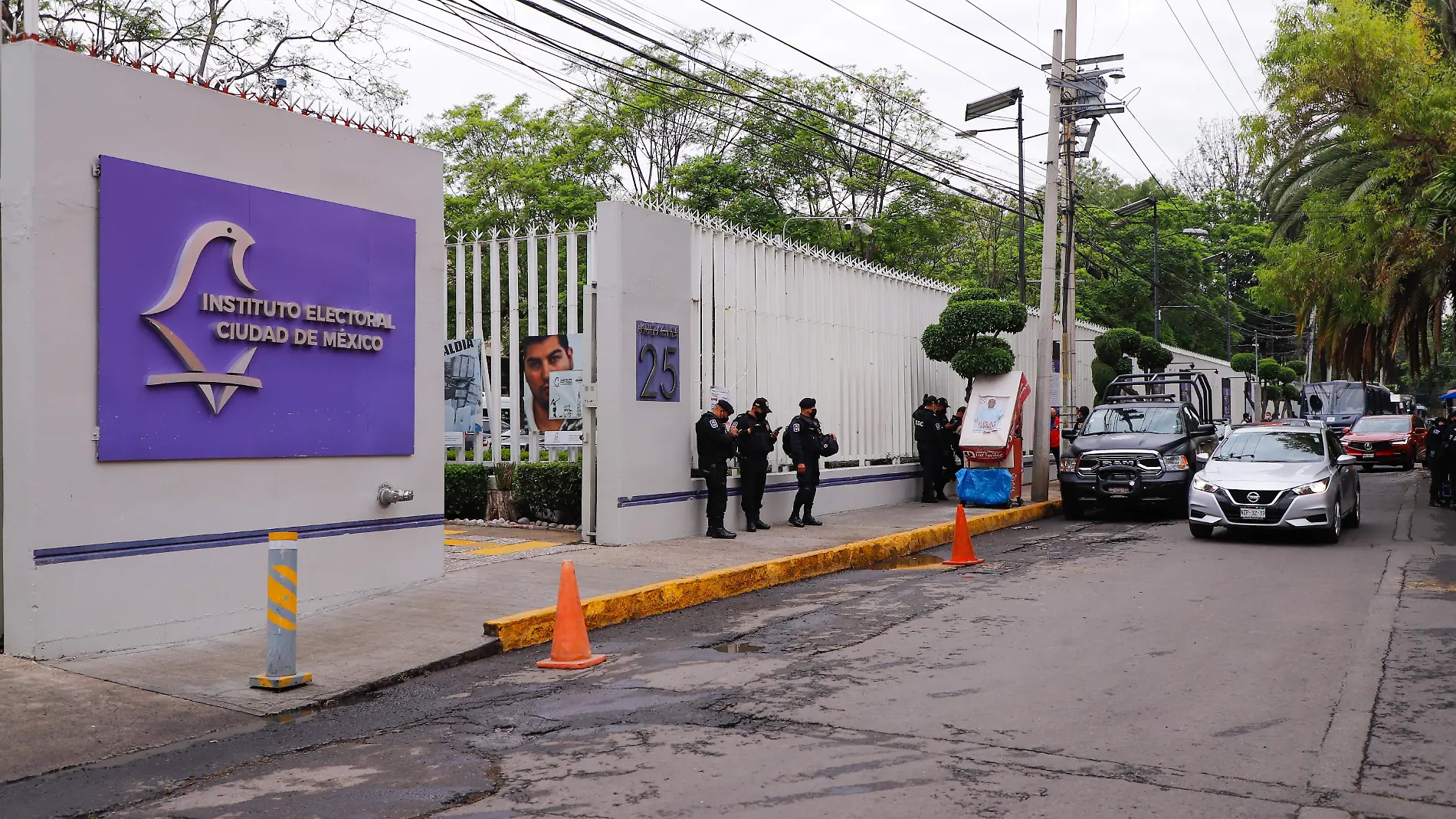 060621 LG Presencia Policiaca a las afueras del IECM 2